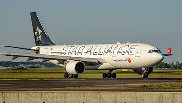 Taxiënde Airbus A330-200 van Turkish Airlines. van Jaap van den Berg