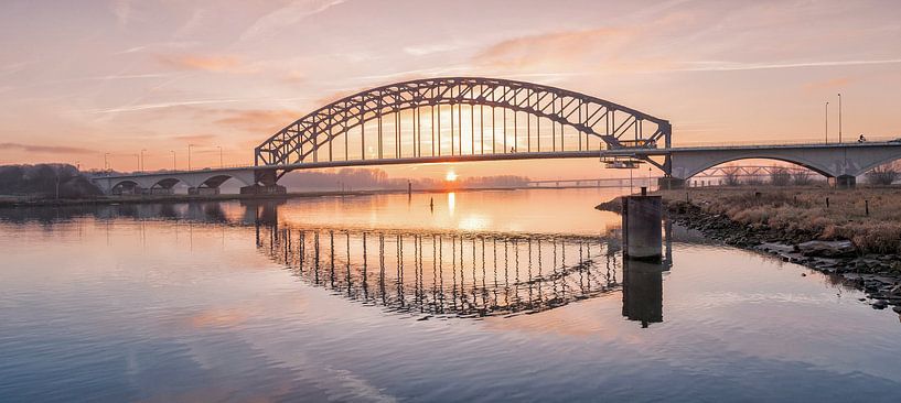 Alte IJssel-Brücke mit Sonnenaufgang von Erwin Zeemering