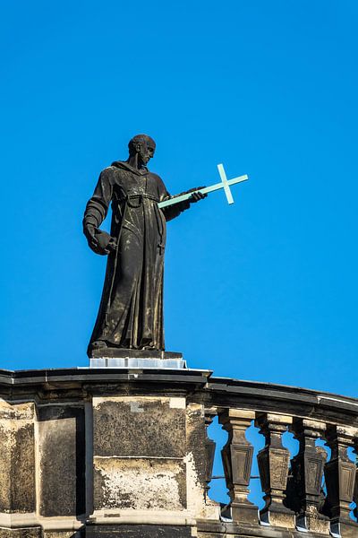 Skulptur auf dem Dach eines Gebäudes in Dresden van Rico Ködder