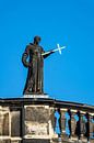 Skulptur auf dem Dach eines Gebäudes in Dresden van Rico Ködder thumbnail