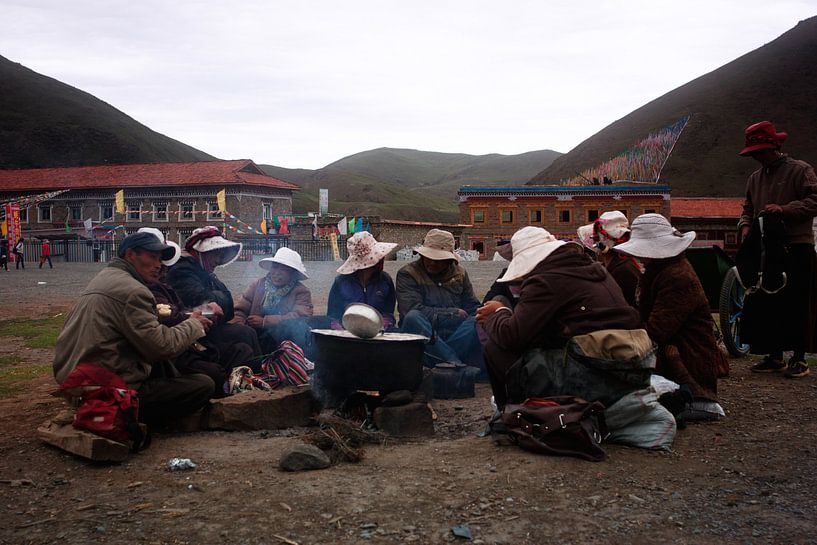 Tibetanen rondom een vuur I by André van Bel