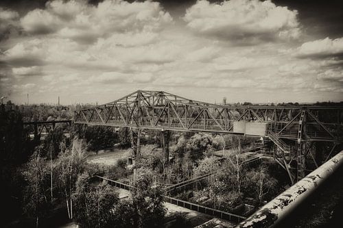De Krokodil - Hoogovenbrug in het Landschaftspark Duisburg-Nord. Staalfabriek in het midden van het 
