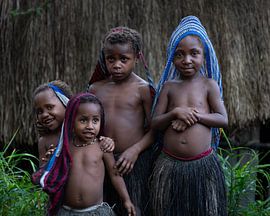 Les enfants de la tribu Dani posent pour nous sur Anges van der Logt