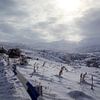 Besneeuwde weg door de Kaukasus van Julian Buijzen