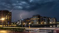 Bliksem boven de Ijsbaankade in Huizen.