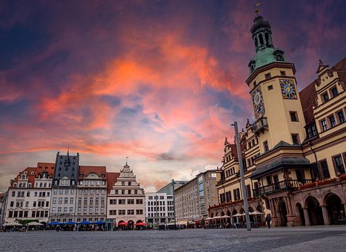 Gezicht op de skyline van Leipzig in Saksen met het stadhuis en het marktplein