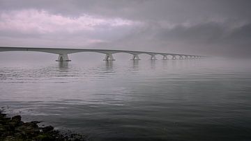 De Zeelandbrug met wolken en mist van Jan Jongejan