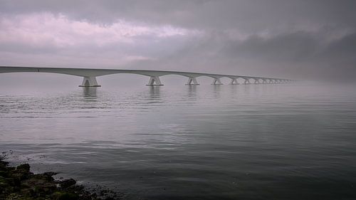 De Zeelandbrug met wolken en mist