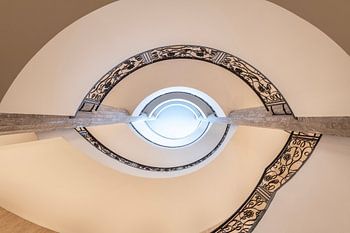 Omhoog kijken in een trappenhuis