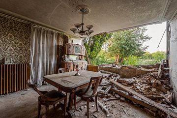 verlaten huis met ingestortte muur. van Ivana Luijten