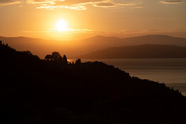 Sunrise – große Silhouette von Guido Akster