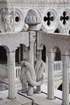 Zaun mit Dekoration an der Basilika San Marco von Joost Adriaanse