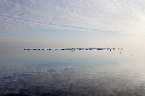 Spiegelend water bij de Brouwersdam