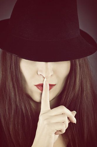 Elegante vrouw met zwarte hoed