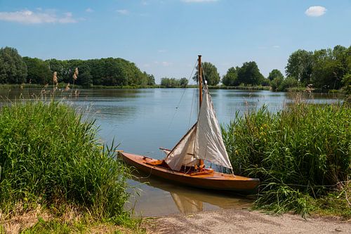 a small wooden cano withg sail, made with a old drawing from the original boat from 1916 on the bern