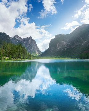 Landschap van het Dobbiaco meer in de Dolomieten, Italië van Stefano Orazzini