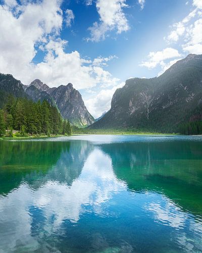 Landschap van het Dobbiaco meer in de Dolomieten, Italië