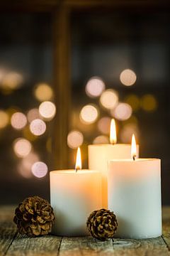 Décoration de trois flammes de bougies de l'Avent et de Noël sur Alex Winter