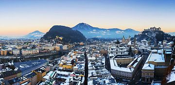 Salzburgse skyline bij zonsondergang