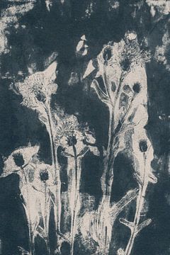 Blumen im Retro-Stil. Moderne botanische minimalistische Kunst in Grau-Blau und Off-White von Dina Dankers