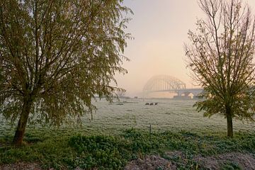 Oude IJsselbrug Zwolle bij een mistige zonsopkomst van Jenco van Zalk