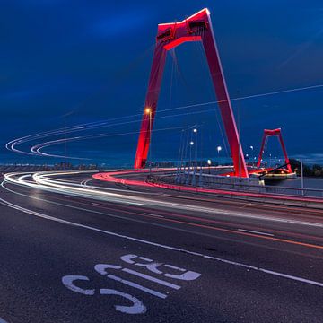 Die Willemsbrug, Rotterdam während der blauen Stunde von Rob Bout