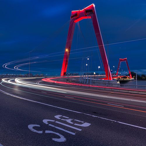 Die Willemsbrug, Rotterdam während der blauen Stunde