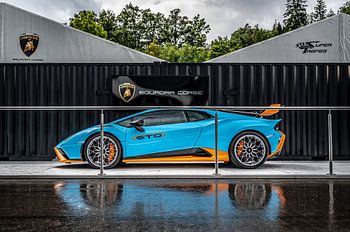 Blauer Lamborghini Huracan STO