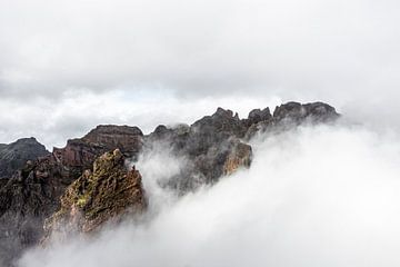 Bergtoppen boven de wolken II | Pico do Areeiro | Madeira | Minimalisme van Daan Duvillier