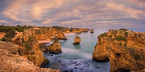 Panorama und Sonnenaufgang am Praia da Marinha an der Algarve, Portugal