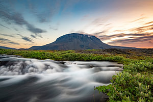 Herdubreið und der Bach bei Sonnenuntergang