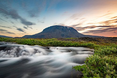 Herdubreið en het beekje bij zonsondergang