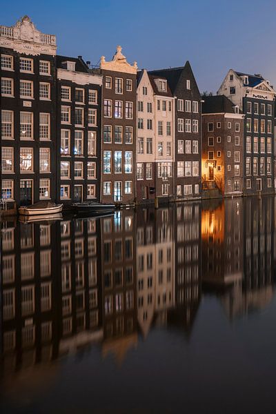 Amsterdam - Damrak - Reflectie van grachtenpanden van Thea.Photo