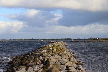 Een stenen pier bij de haven van Brouwershaven van Elena Creative