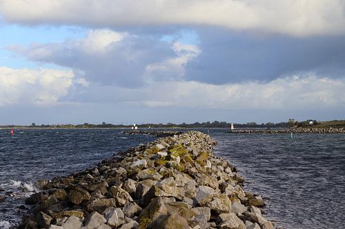 Une jetée en pierre dans le port de Brouwershaven