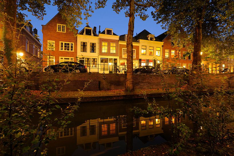 Nieuwegracht in Utrecht zwischen Quintijnsbrug und Magdalena-Brücke im Herbst von Donker Utrecht