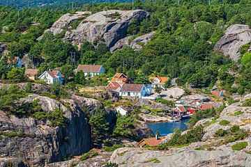 Houses on the archipelago island of Kapelløya in Norway by Rico Ködder