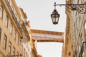 Warmes Licht in Lissabon – Der Santa-Justa-Aufzug zwischen den Fassaden