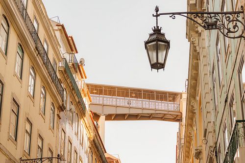 Warmes Licht in Lissabon – Der Santa-Justa-Aufzug zwischen den Fassaden von Melissa Peltenburg