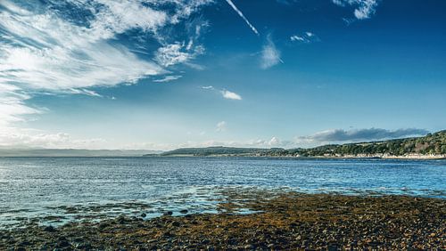 De kust van Inverness in Schotland. s Avonds bij zonsondergang in prachtige idylle en eenzaamheid.