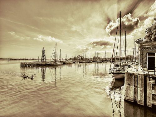 Entree van de haven van Enkhuizen in duotone