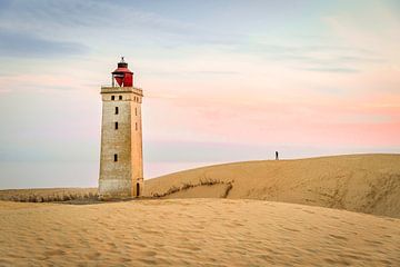 Silhouette d'un homme se rendant au phare de Rubjerg Knude sur Andrea Gaitanides - Fotografie mit Leidenschaft