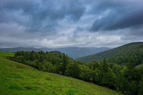 Frankrijk - Dramatische wolkenluchten boven frans bos en bergen in alsace