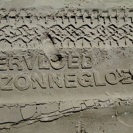 Poèmes dans le sable sur Vlieland sur Marian Bouthoorn