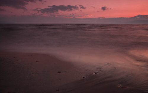 Roze fantastisch landschap vergelijkbaar met Mars in een late stille avond op het Baikalmeer in Rusl