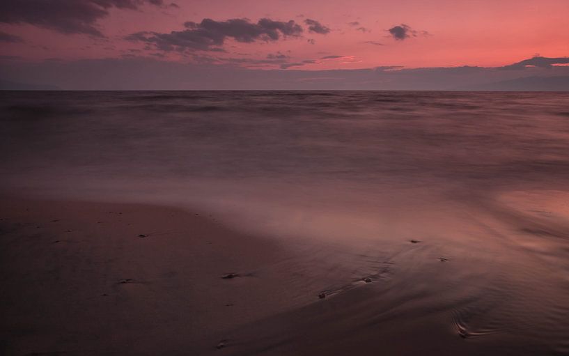 Roze fantastisch landschap vergelijkbaar met Mars in een late stille avond op het Baikalmeer in Rusl van Michael Semenov