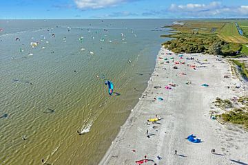 Luchtfoto van kite surfing bij het strand van Workum in Friesland Nederland aan het IJsselmeer van Eye on You