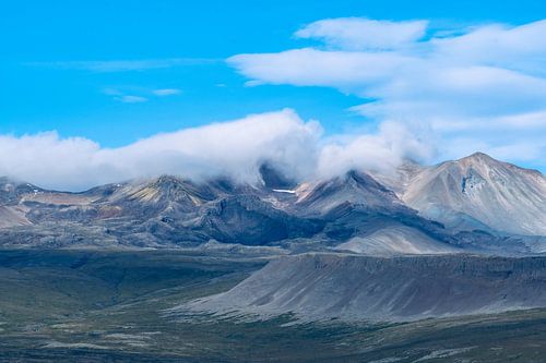 Prachtige zonsopgang in IJsland. IJslands landschap met bergen, blauwe lucht en groen gras.