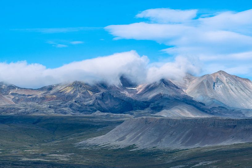 Beautiful sunrise in Iceland. Icelandic landscape with mountains, blue sky and green grass. von Thilo Wagner