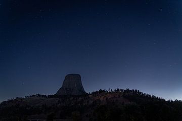 Devils Tower starry sky, Wyoming, USA by Jeroen van Deel
